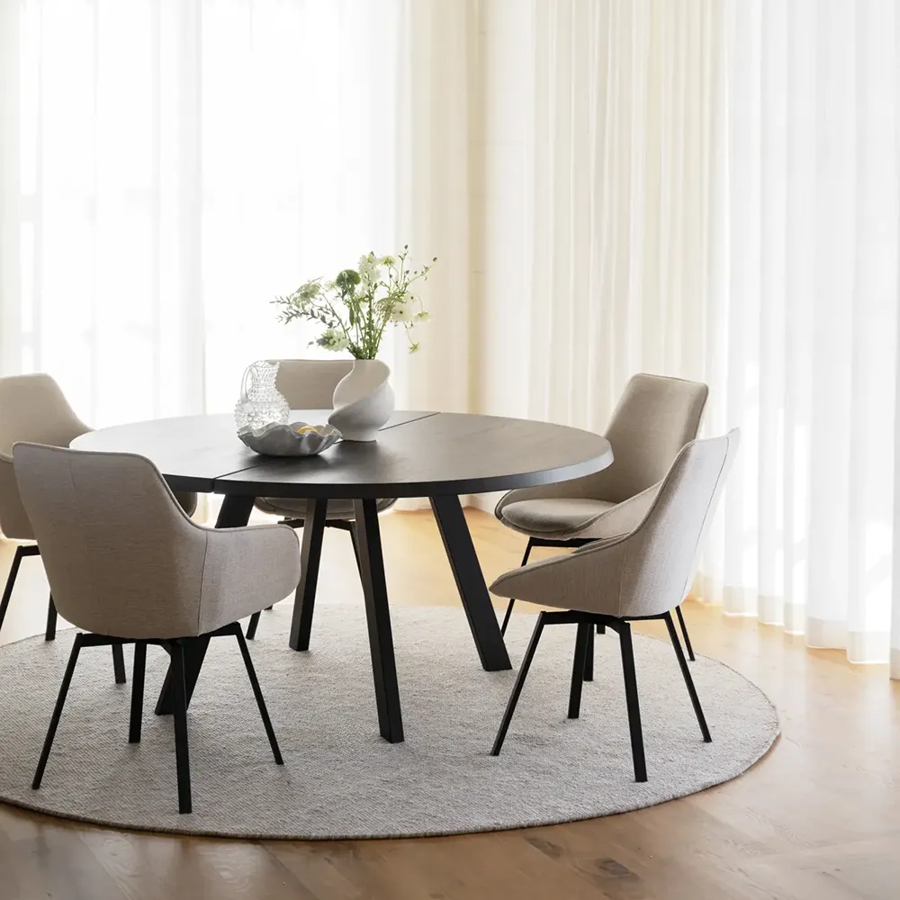 Alison karmstol ljusbeige tyg/svarta metallben