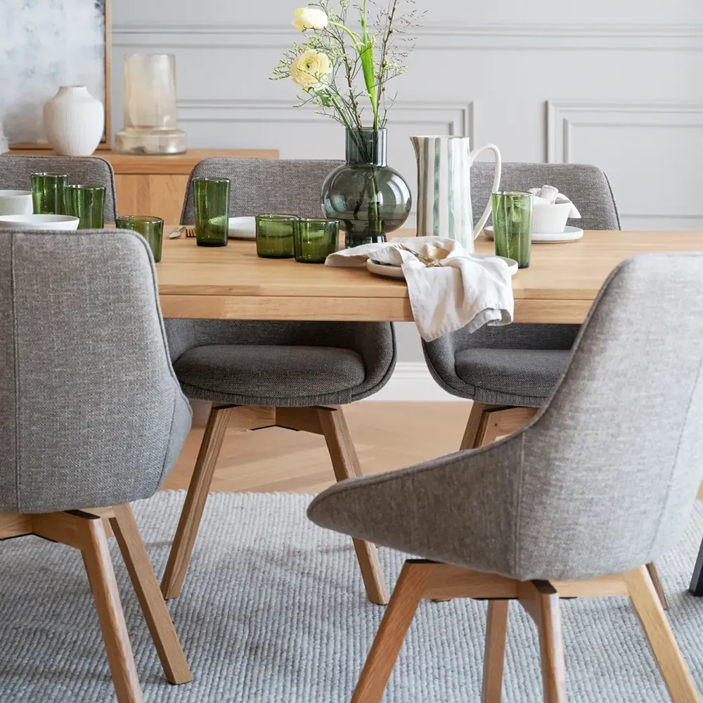 Alison stol mörkbeige tyg/ekben