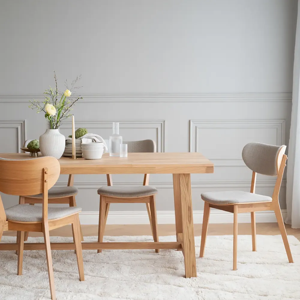 Kato matstol lackad ek/grå-beige tyg