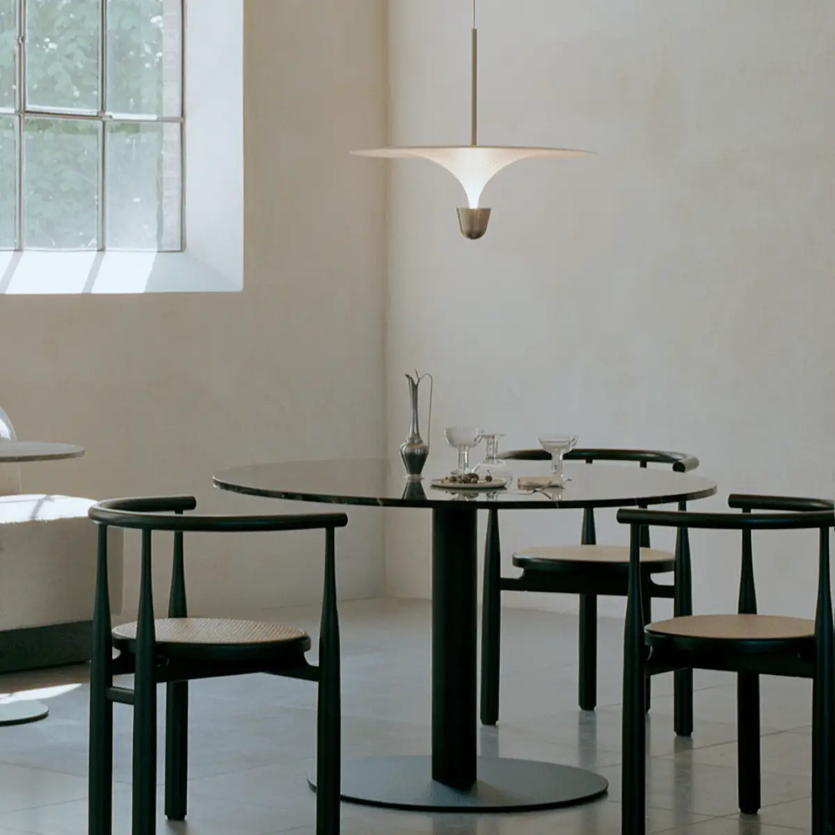 Florence Pelarbord Ø145cm Svart Marquina Marmor