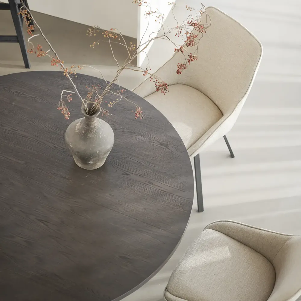 Alison stol ljusbeige tyg/svarta metallben