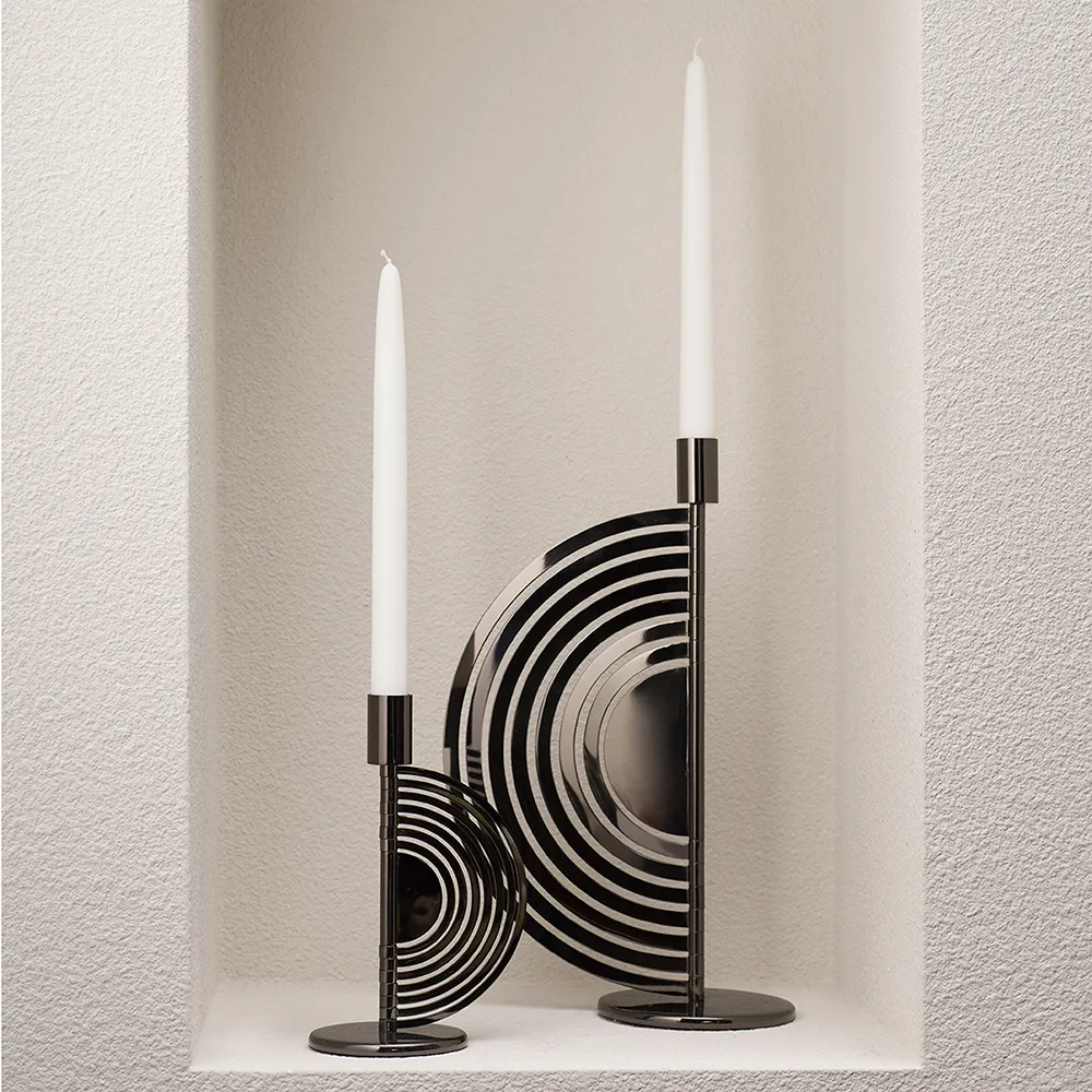 Cirkus Small Black Mässing med en svart finish