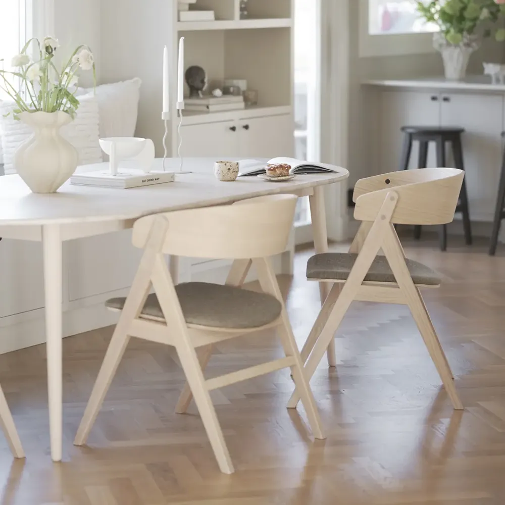 Waterton karmstol vitpigmenterad ek/brunt tyg