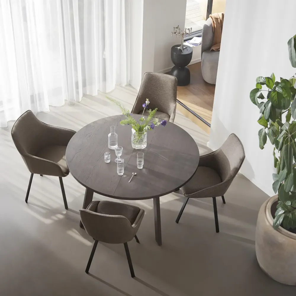 Alison karmstol mörkbeige tyg/svarta metallben