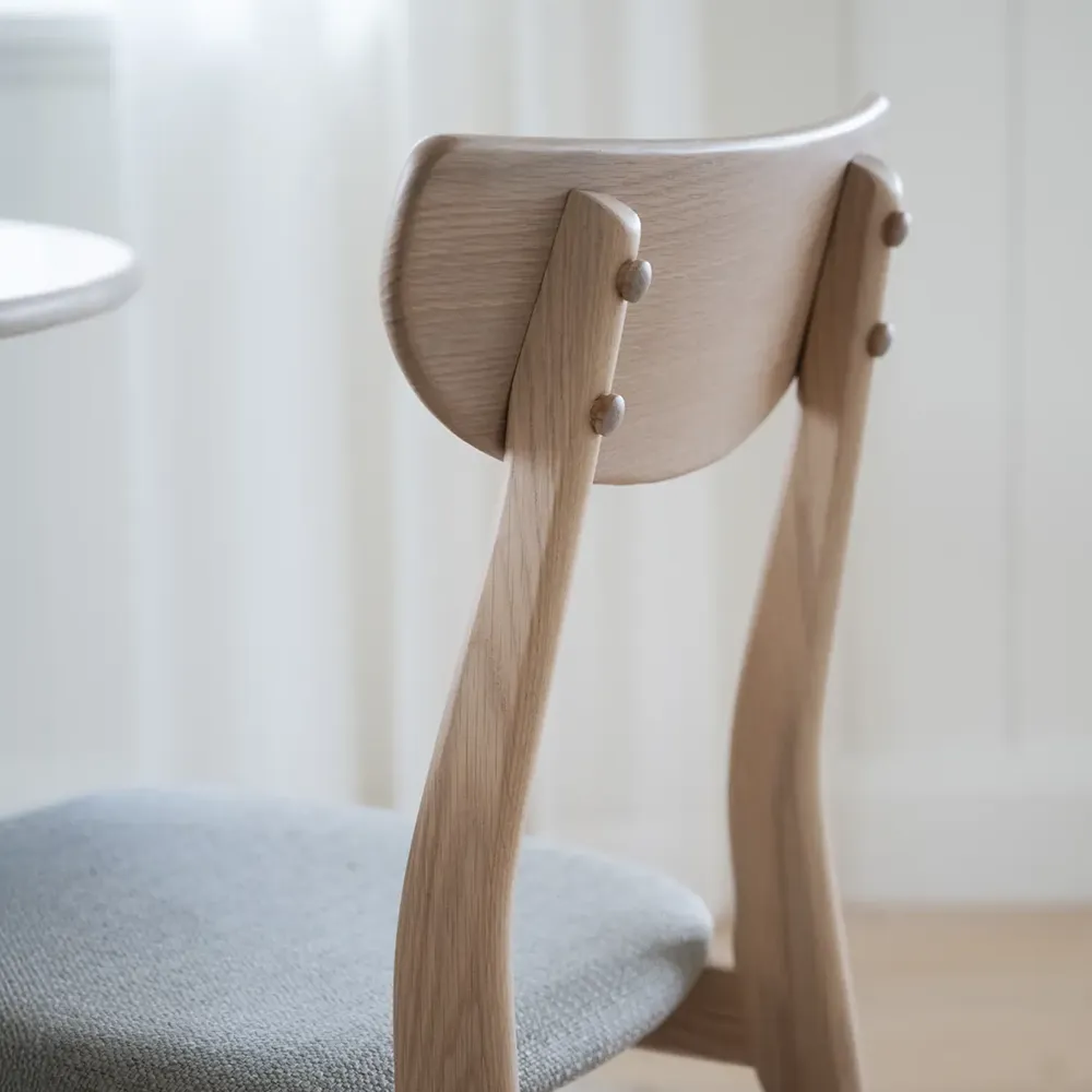 Rodham stol vitpigmenterad ek/grå-beige