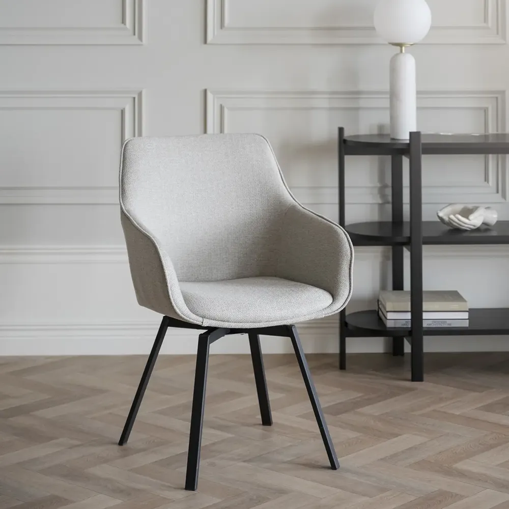 Alison karmstol beige tyg/svarta metallben