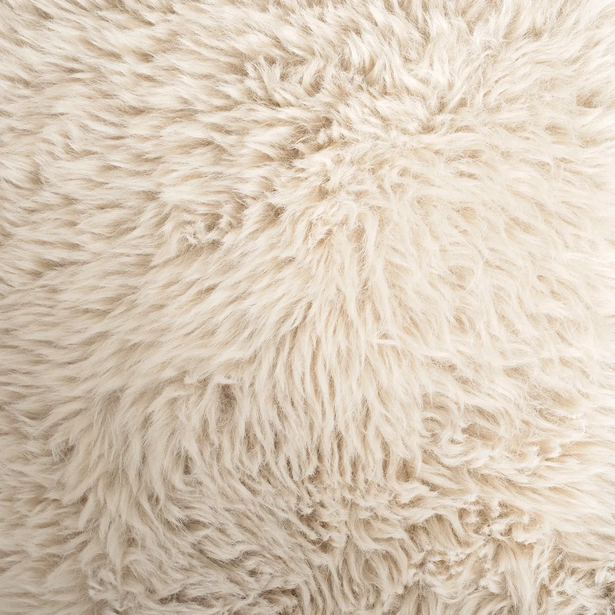 Karmfåtölj i Askträ Glenn Cloud Fur Off White