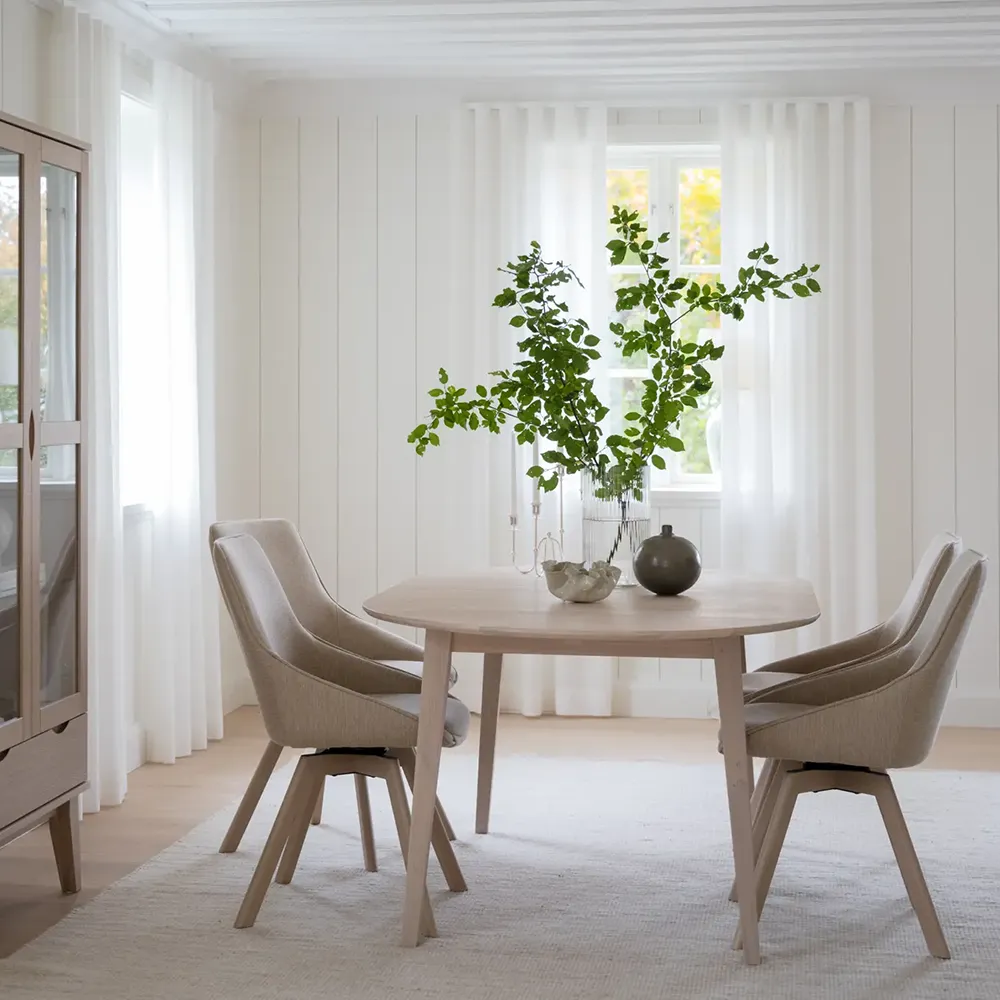 Alison stol ljusbeige tyg/vitpigmenterade ekben