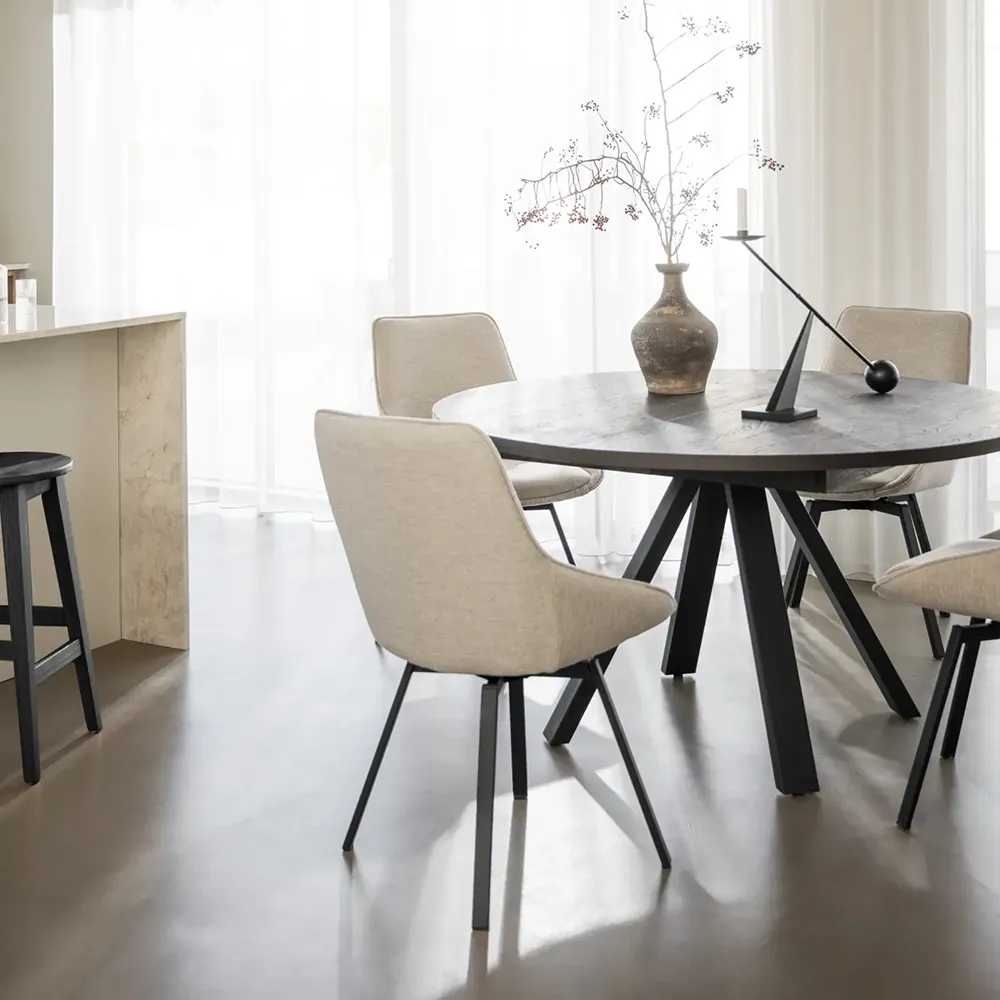 Alison stol ljusbeige tyg/svarta metallben