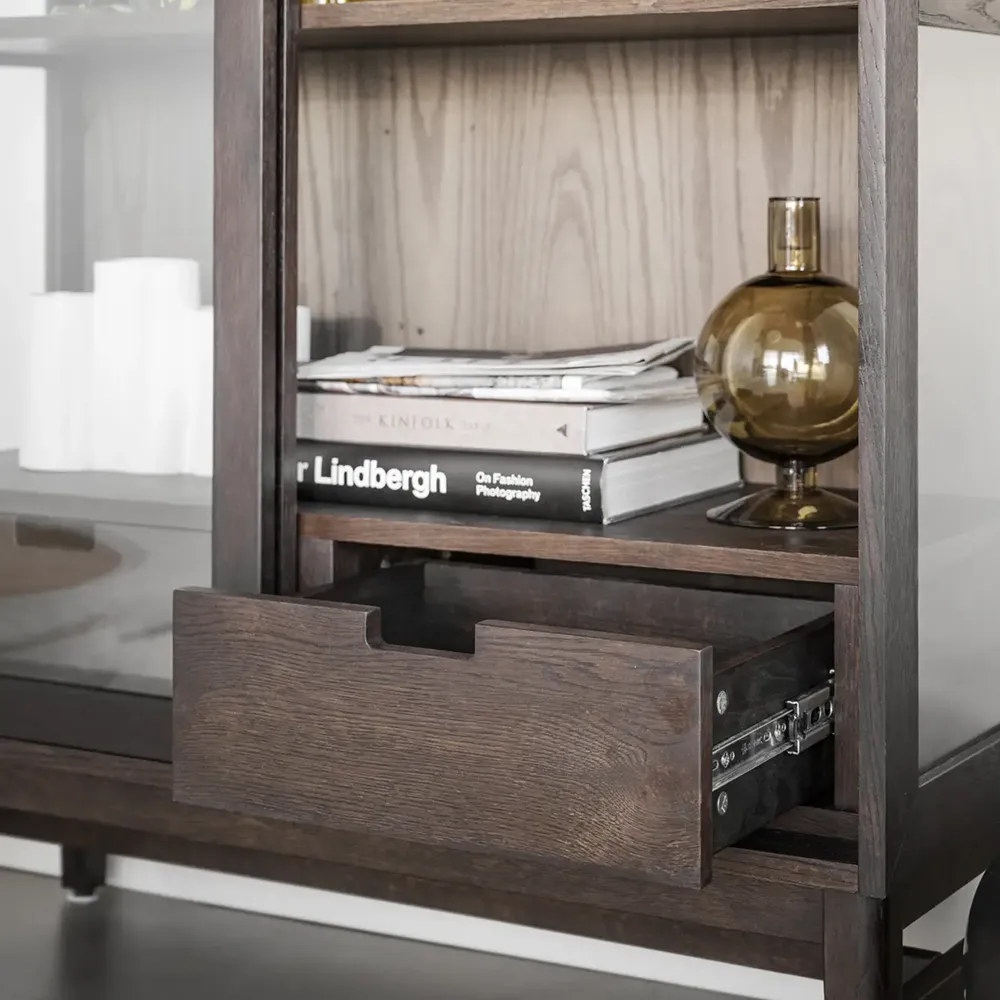 Hazelton vitrinskåp brunoljad ek