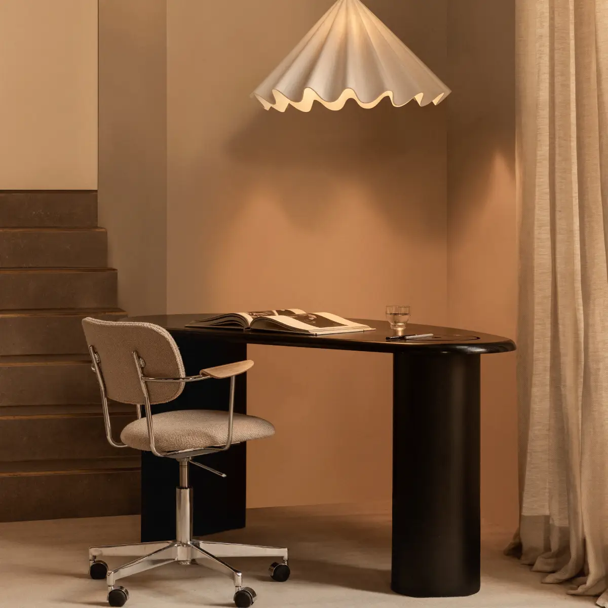 The Eclipse Skrivbord Ek Svart