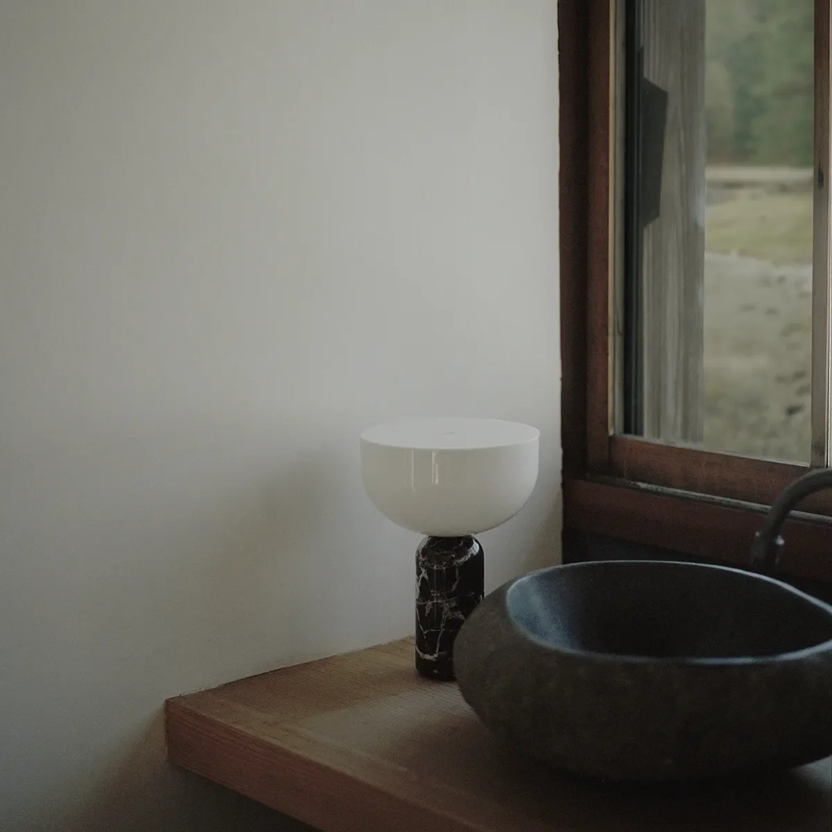 Kizu Bärbar bordslampa Svart Marble