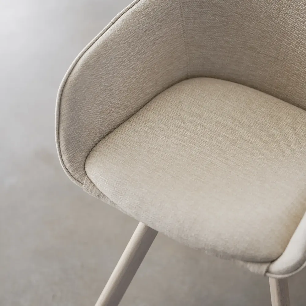 Alison karmstol ljusbeige tyg/vitpigmenterade ekben