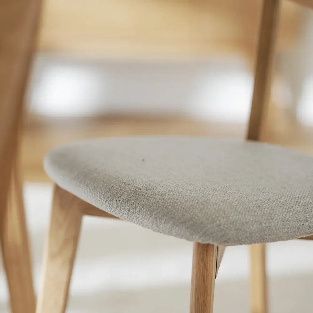 Ami matstol ek/grå-beige tyg