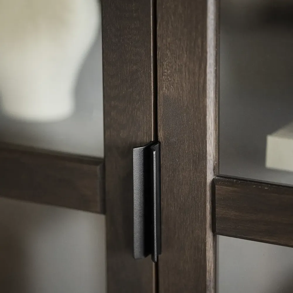 Everett vitrinskåp brun