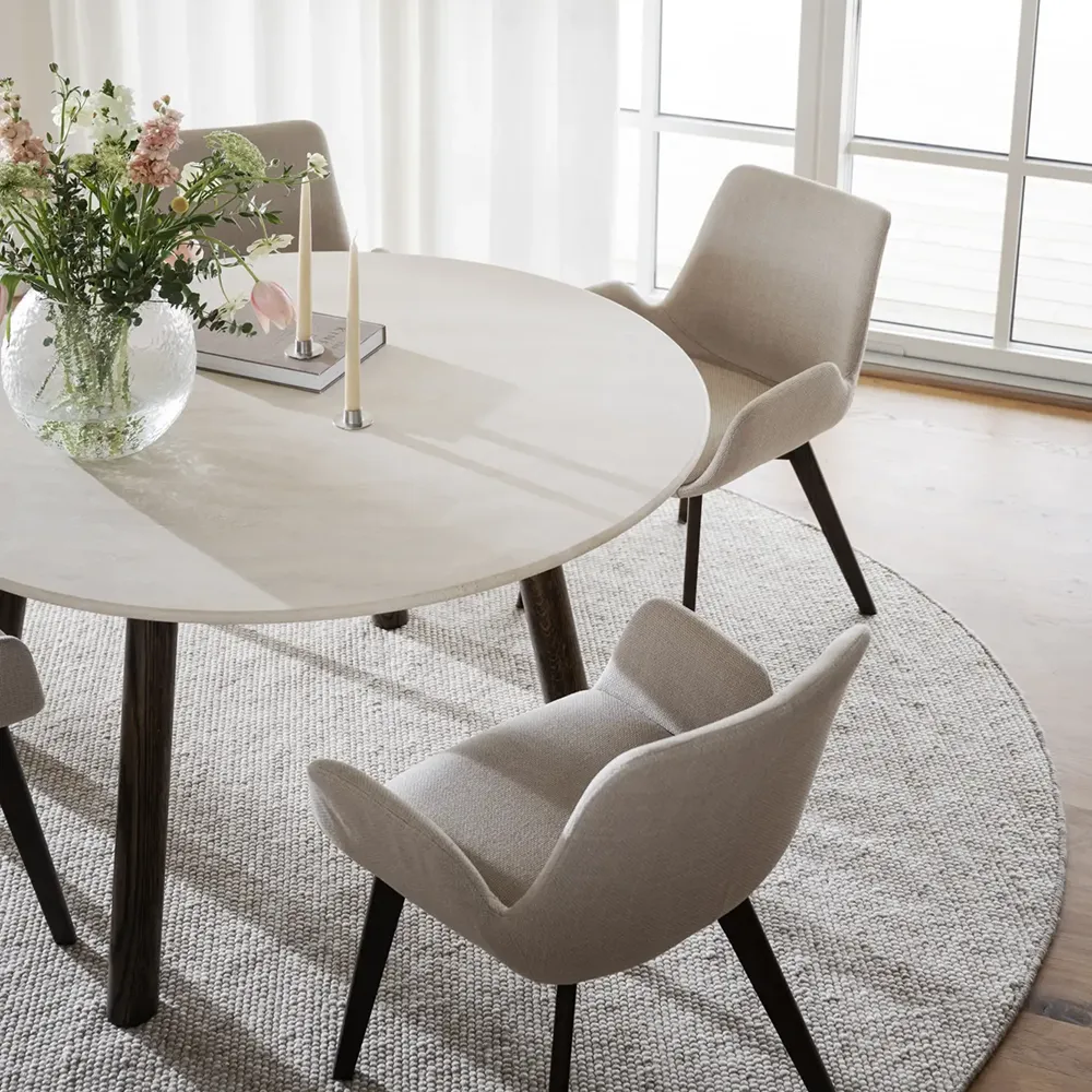 Taransay matbord Ø125 cm beige travertin/brun ek