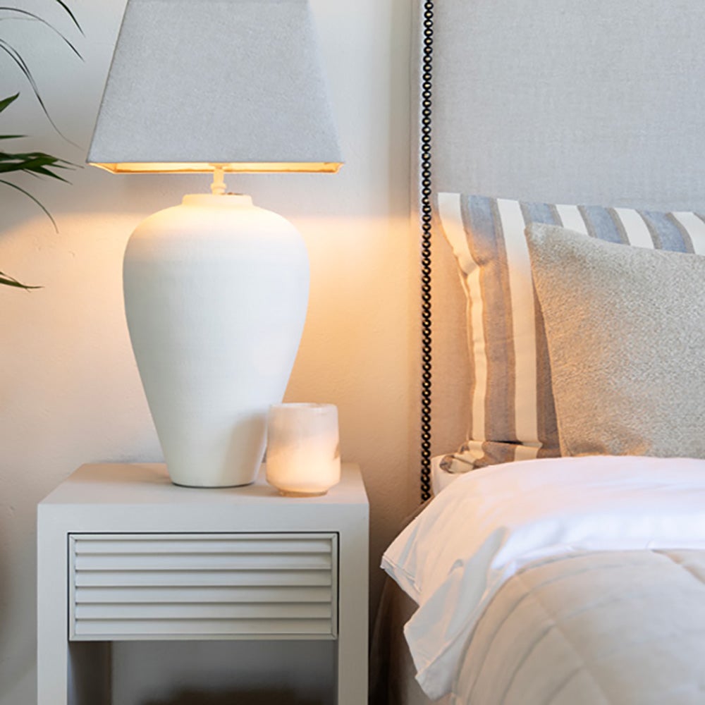 HAYDEN sängbord i ekfanér-Ivory mist