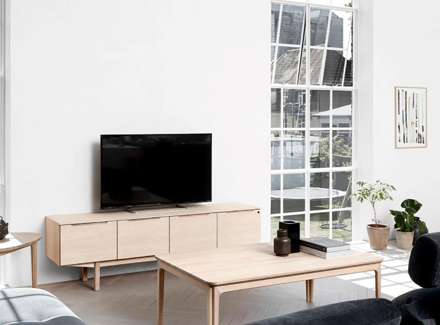 Sm305 mediabänk lackerad valnöt