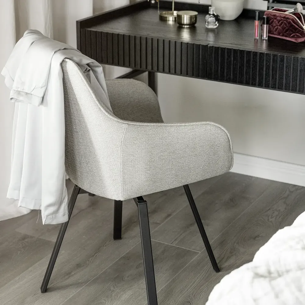 Alison karmstol beige tyg/svarta metallben