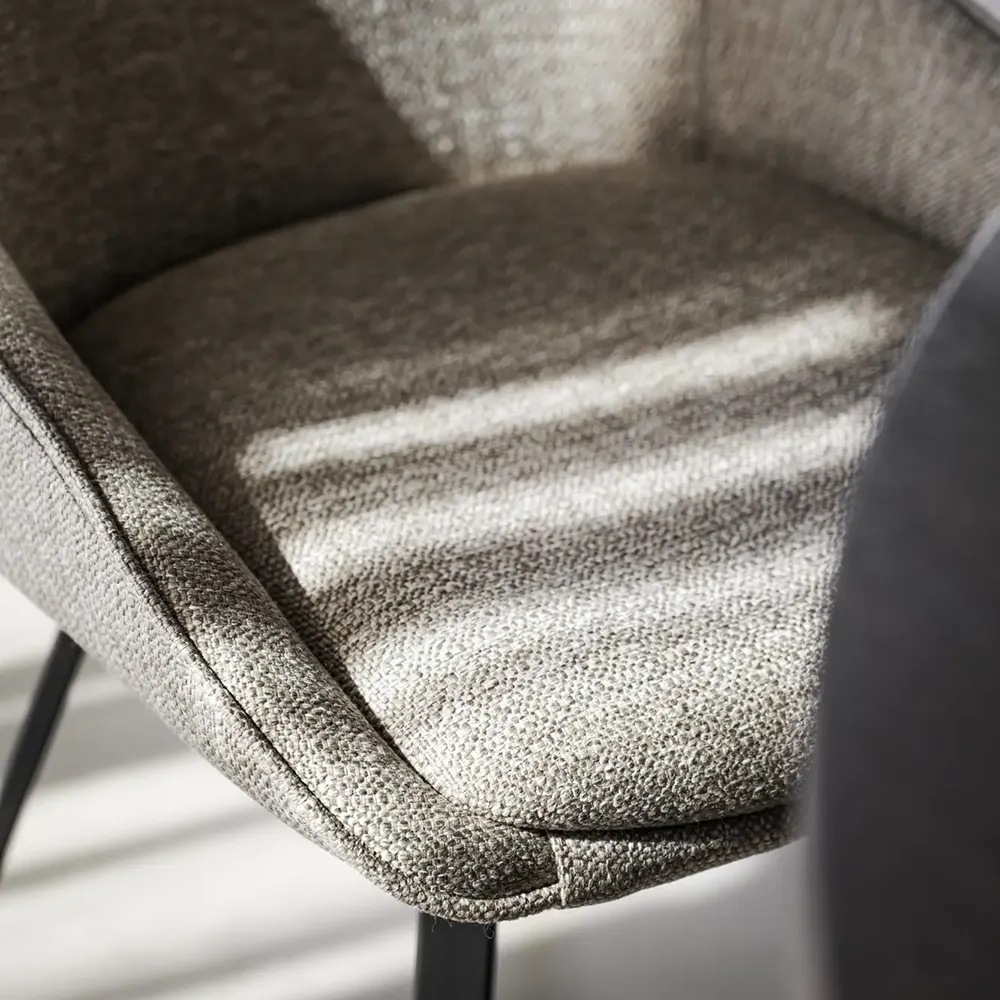 Alison stol mörkbeige tyg/svarta metallben