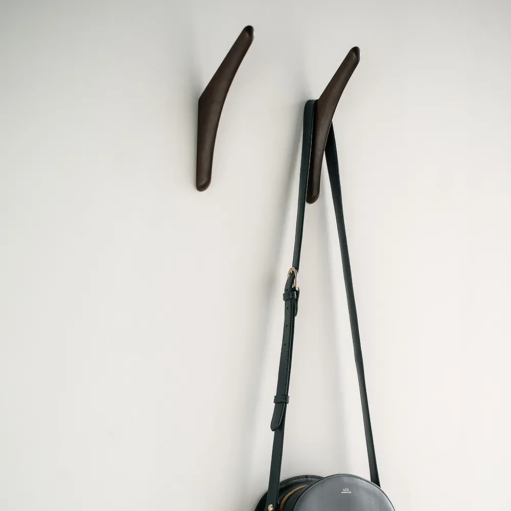 PI hängare vägg lackad mörkbrun mahogy