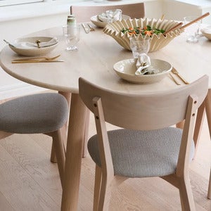 Ami matstol vitpigmenterad ek/grå-beige tyg