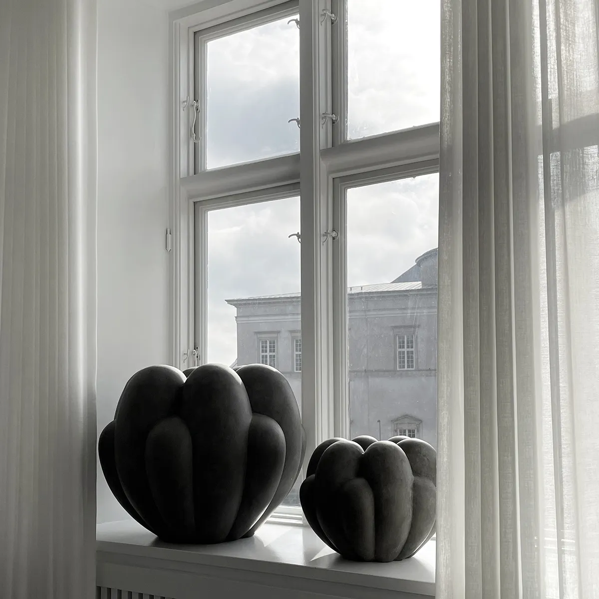 Handgjord vas Bloom Big Dark Grey H44 cm