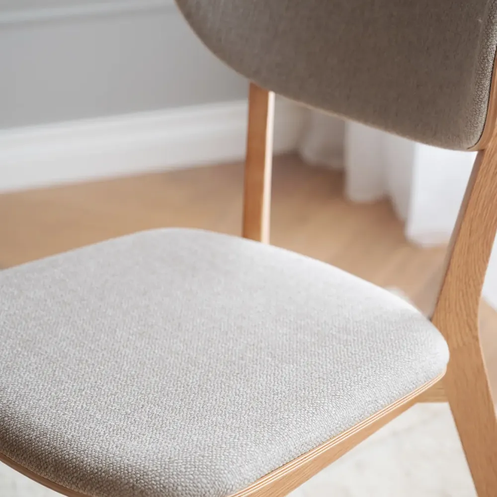 Kato matstol lackad ek/grå-beige tyg