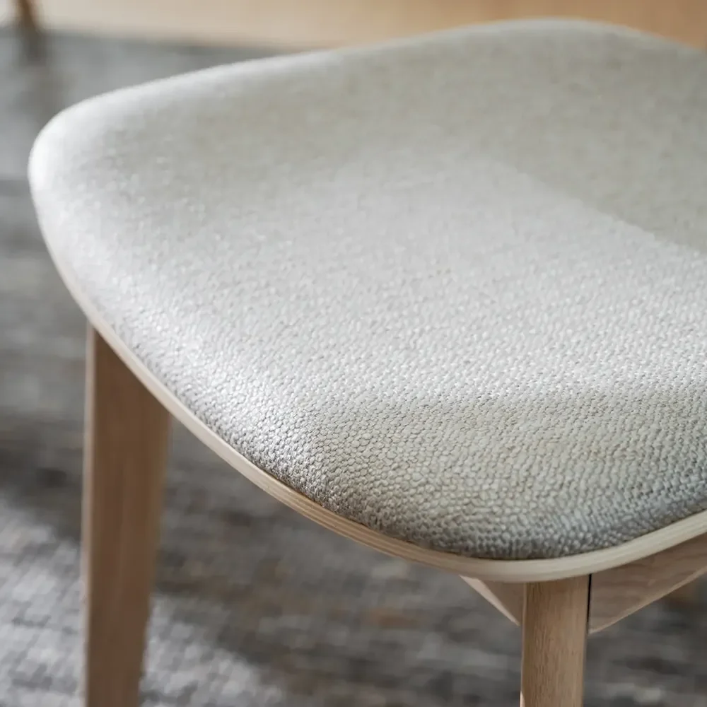 Kato matstol vitpigmenterad ek/grå-beige tyg