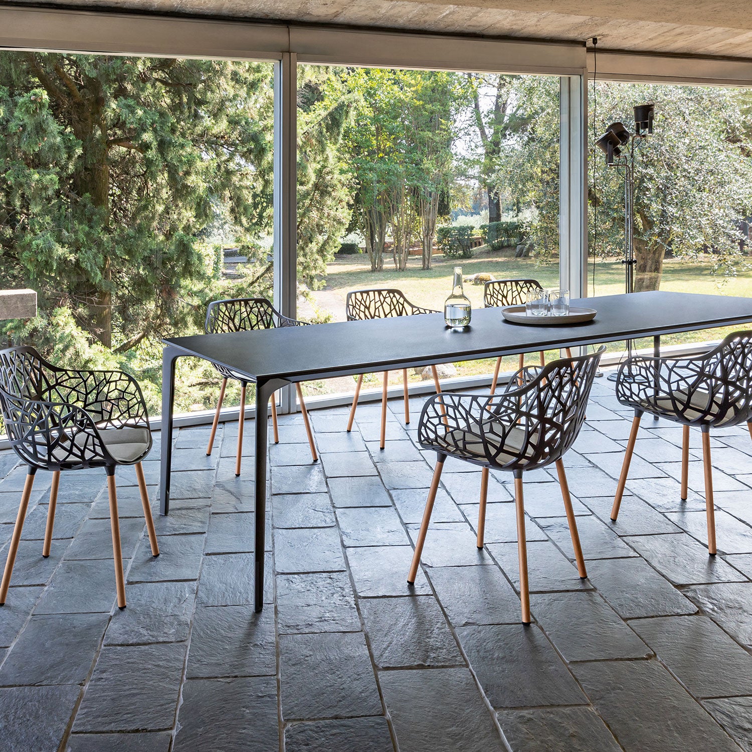 Forest karmstol med Iroko klädda ben Black 