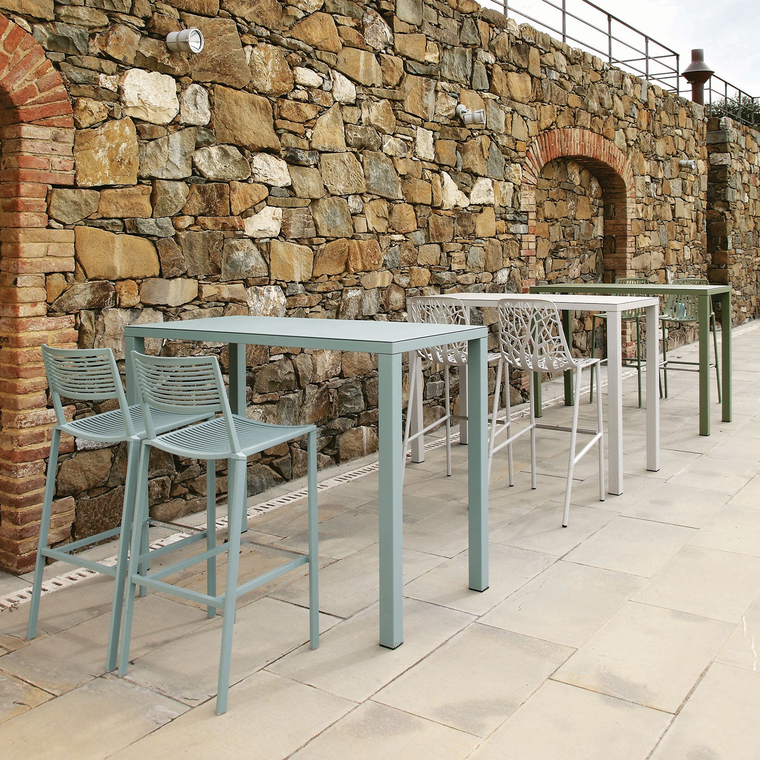 Easy barstol 77 cm Green Tea aluminium med fotstöd i rostfritt