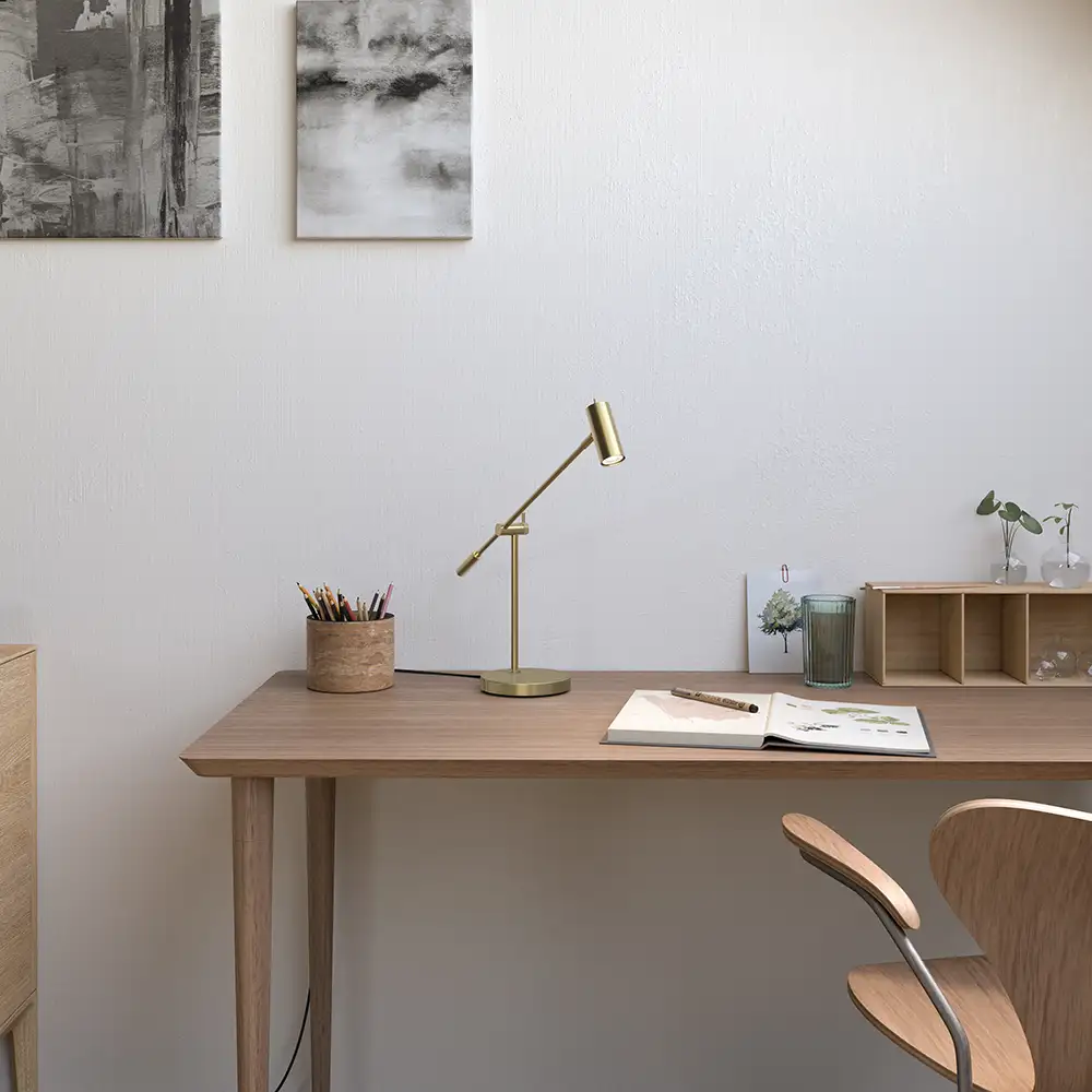 Cato bordslampa blankslipad mässing