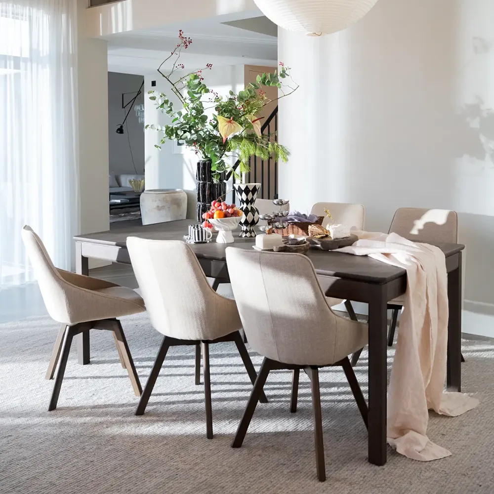 Alison stol mörkbeige tyg/bruna ekben