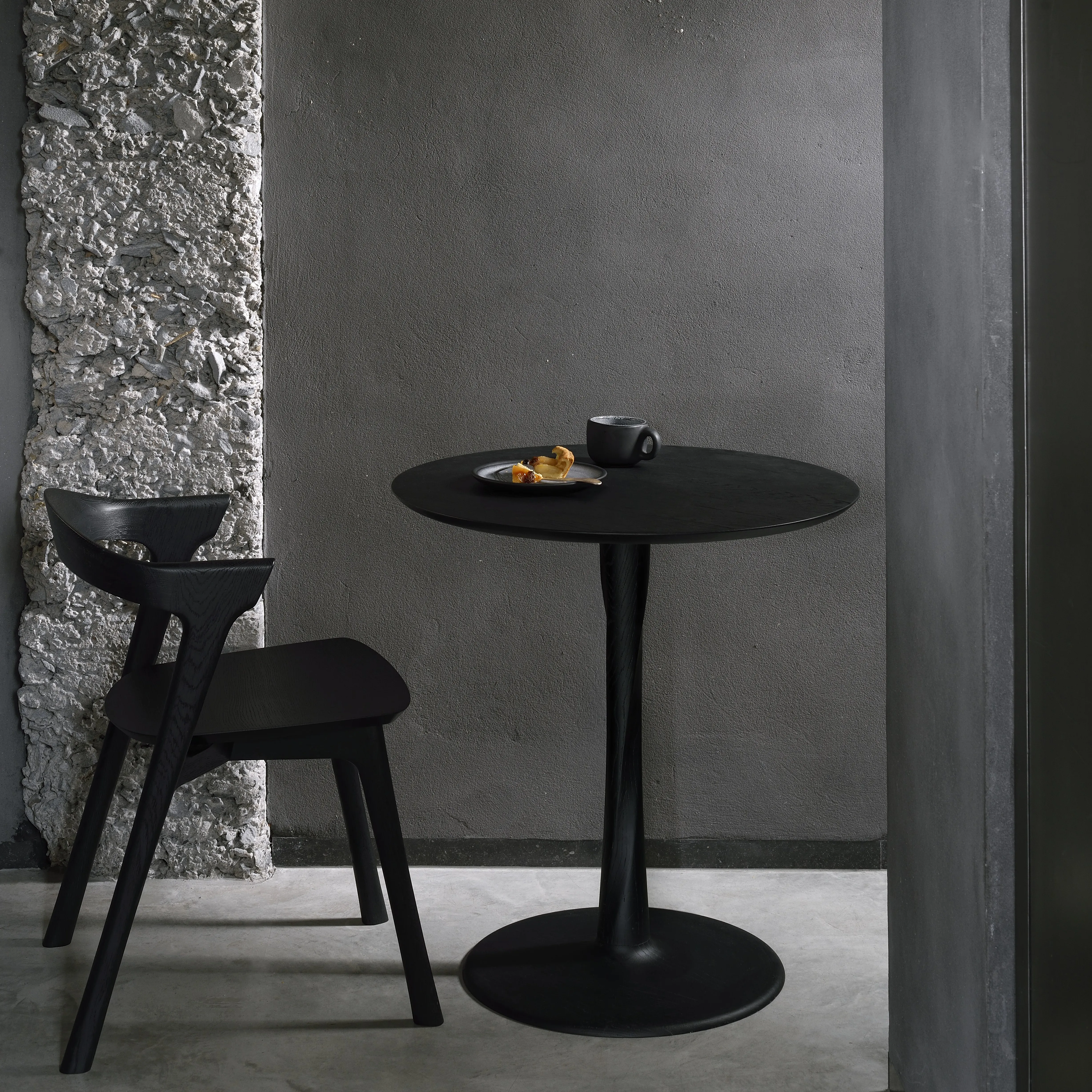 Torsion dining table - varnished oak - black - round 70x70 cm