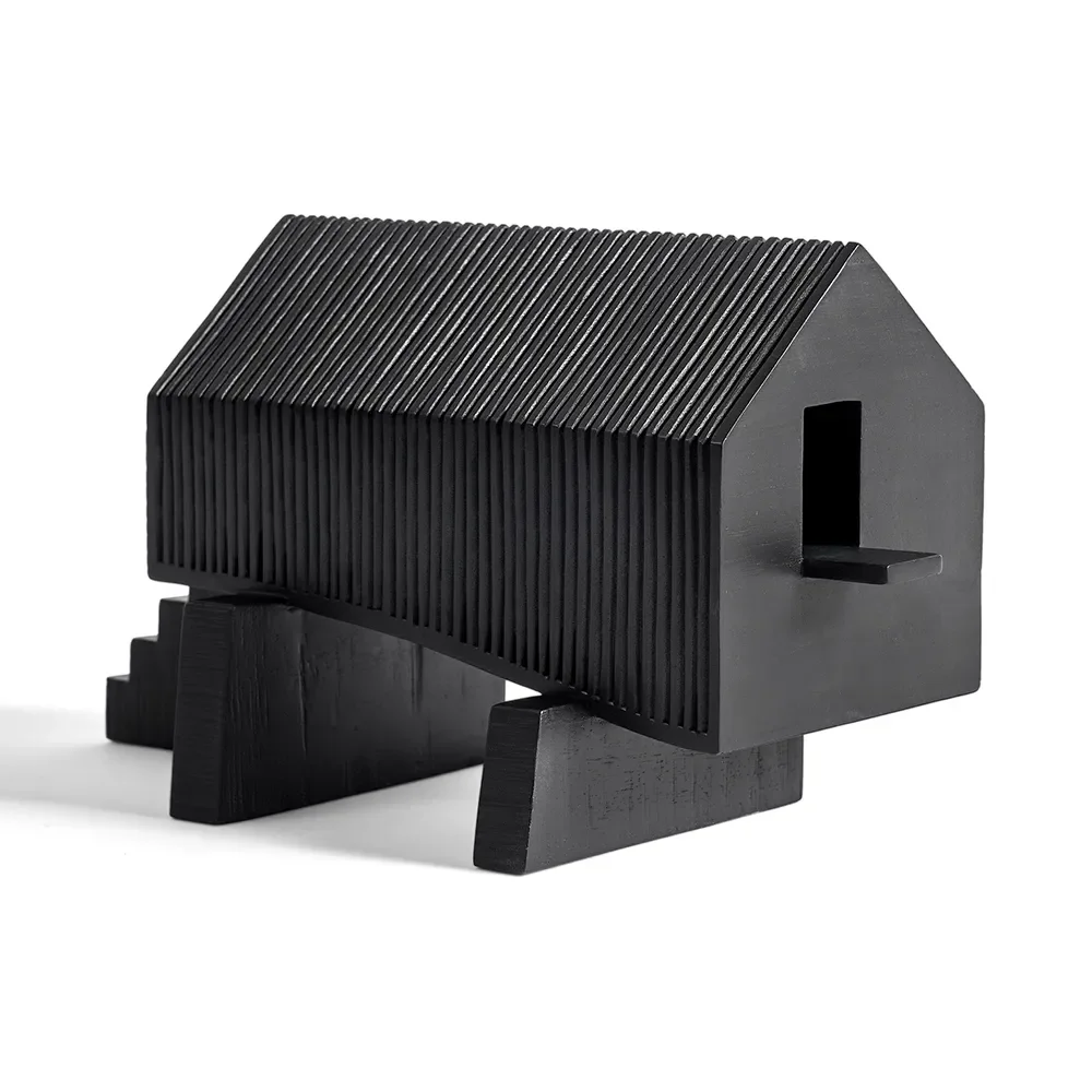 Stilt House skulptur svartlackad mahogny