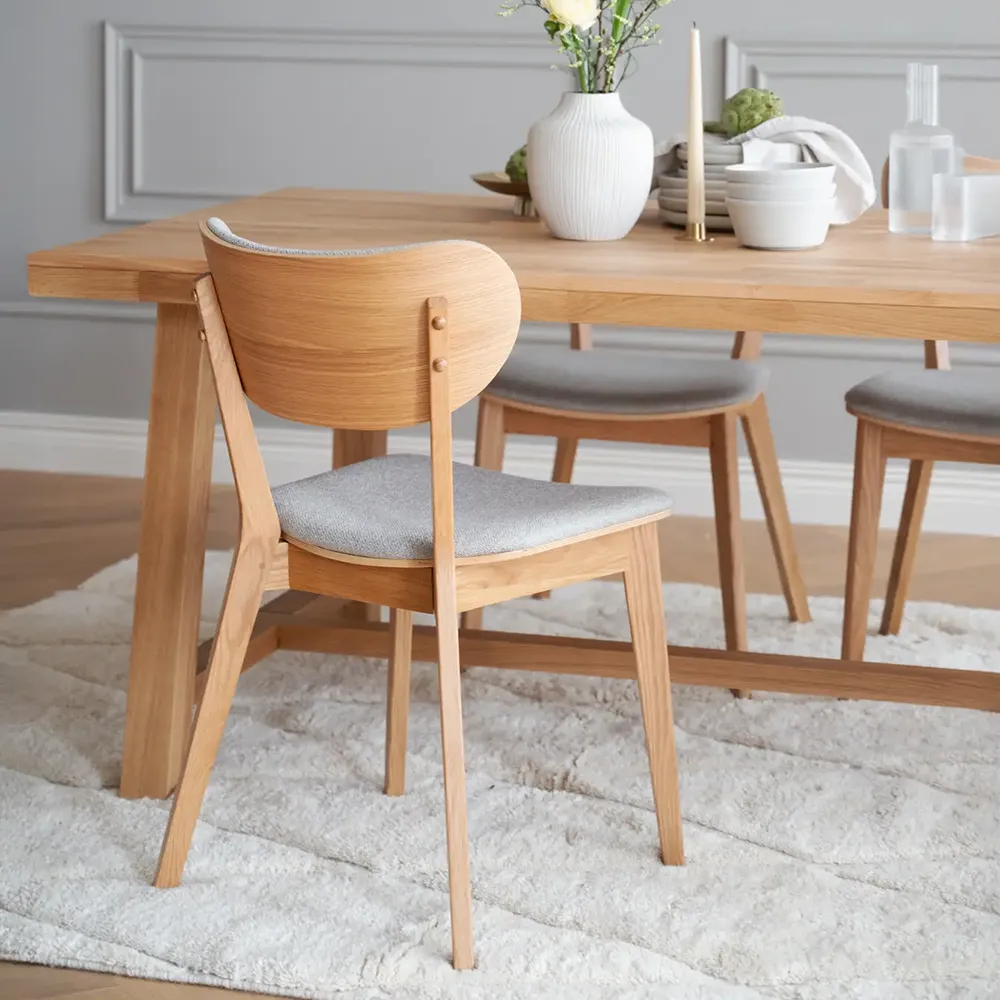 Kato matstol lackad ek/grå-beige tyg