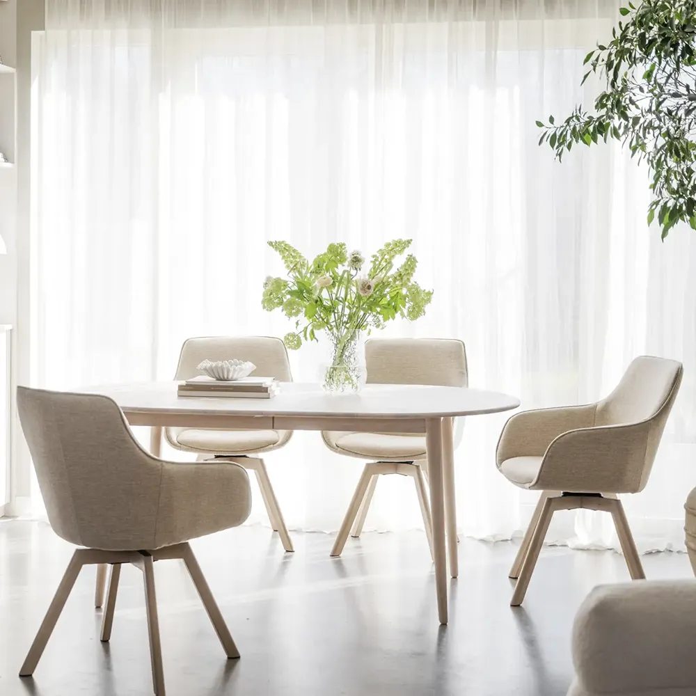 Alison karmstol ljusbeige tyg/vitpigmenterade ekben