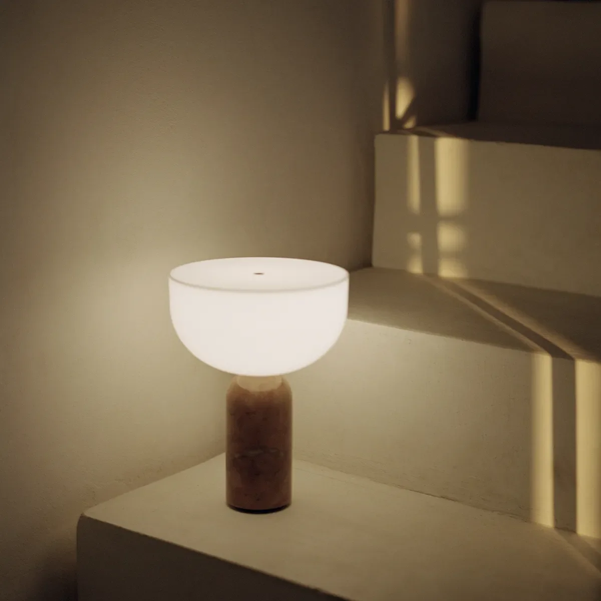 Kizu Bärbar bordslampa Svart Marble