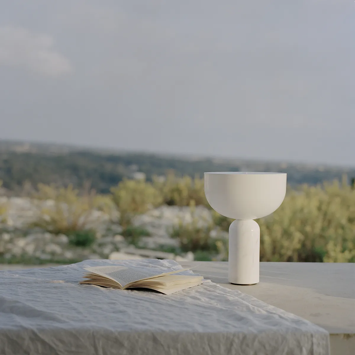Kizu Bärbar bordslampa Vit Marble
