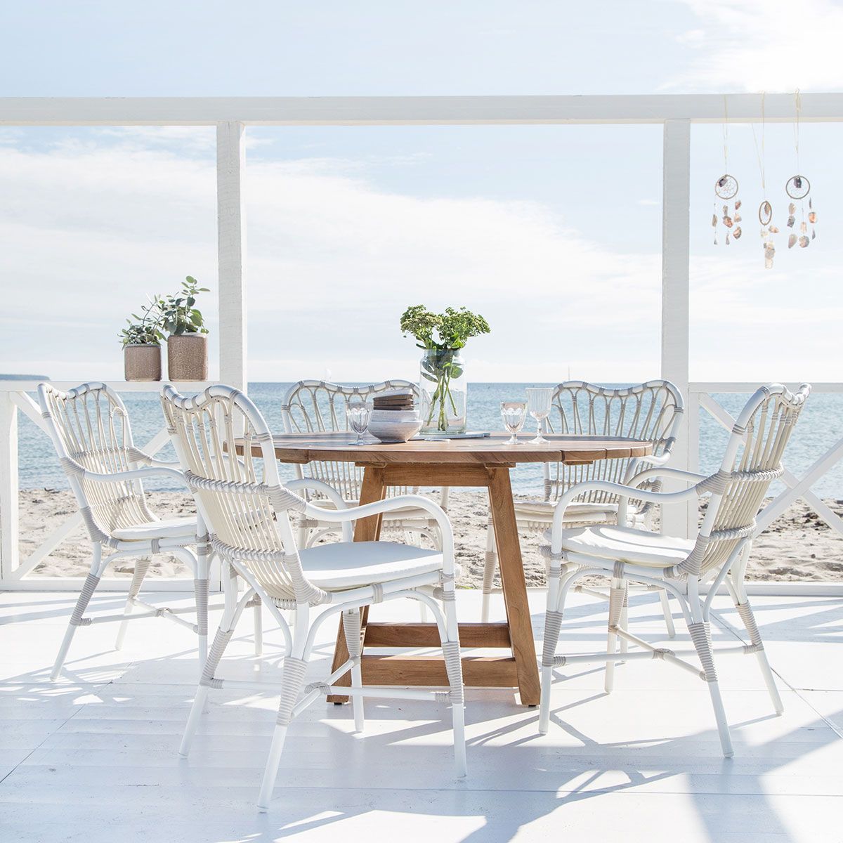 Margret karmstol konstrotting vit / beige