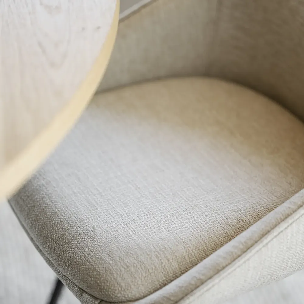 Alison stol ljusbeige tyg/svarta metallben