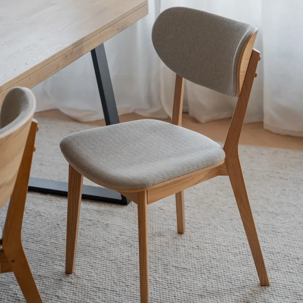 Kato matstol lackad ek/grå-beige tyg