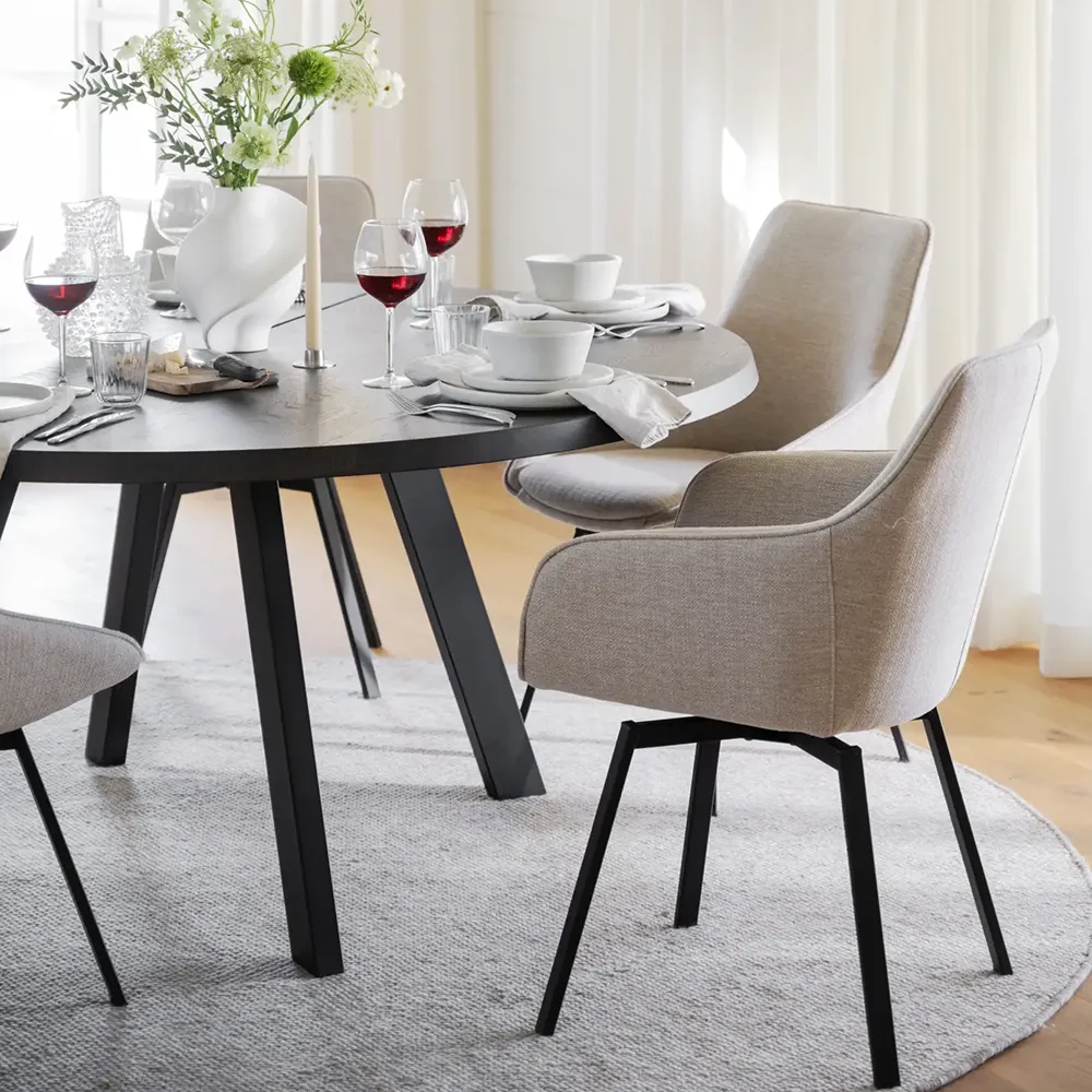 Alison karmstol ljusbeige tyg/svarta metallben