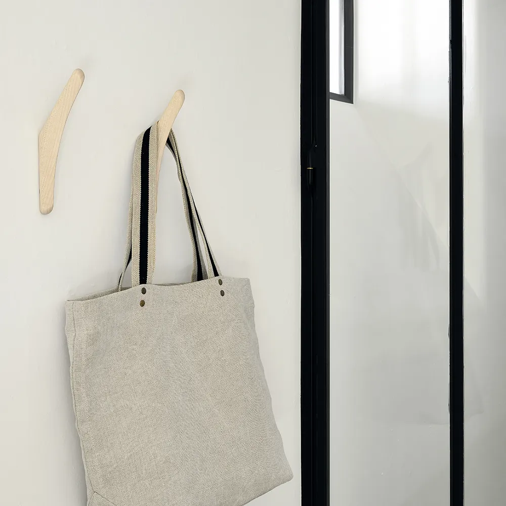 PI hängare vägg lackad lönn